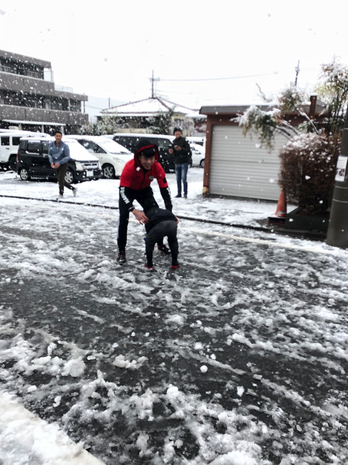 会社寮前にて・・☃️