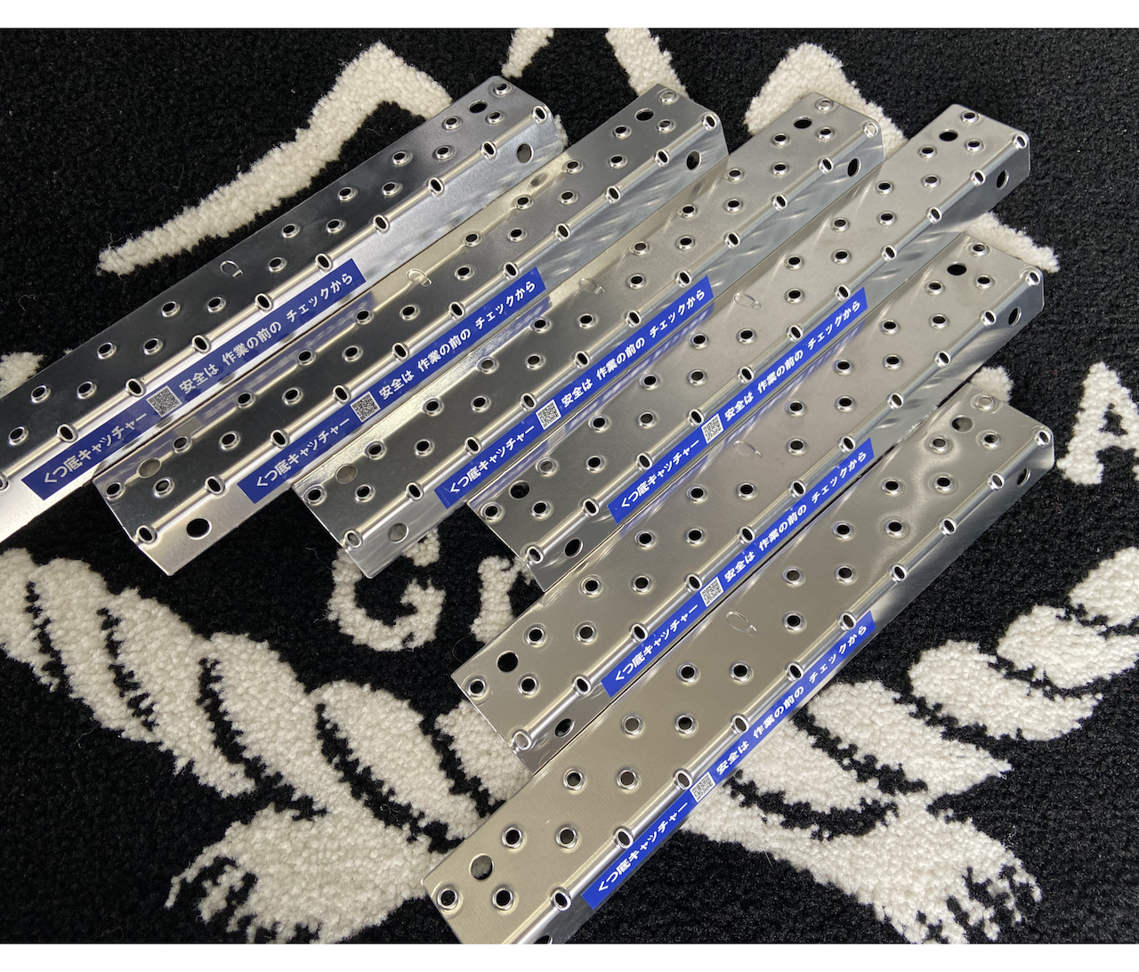 雨の日に大活躍！くつ底キャッチャーで脚立の作業をより安全に